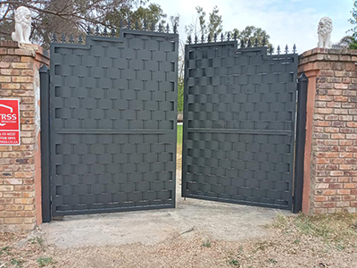 Palisade Fence Weaving