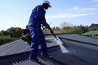 HIGH PRESSURE TIN ROOF CLEANING.